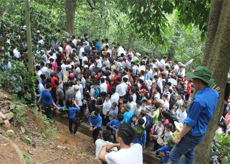 "Đu cây", leo dốc, chen lấn nghẹt thở tại lễ hội Đền Hùng - 10 Thanh niên tình nguyện gác chắn ngăn không cho người dân đi tắt