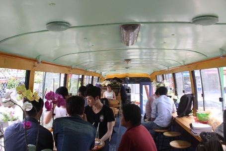 Vị trí ghế của tài xế được thiết kế làm bồn rửa...