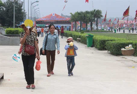 Lượng người đổ về Đền Hùng mỗi lúc một đông