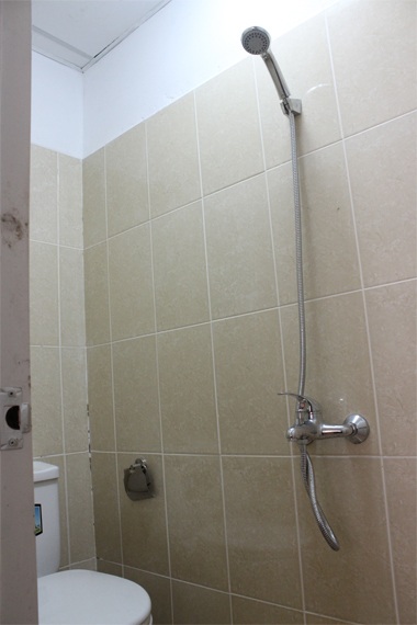 Hà Nội: Vì sao chung cư giá rẻ cho sinh viên “ế khách”? - 5 Nhà vệ sinh khá hiện đại, sạch sẽ.