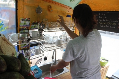 Vị trí ghế của tài xế được thiết kế làm bồn rửa...