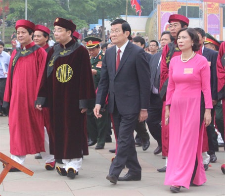 Chủ tịch nước cùng nhân dân dâng hương tưởng nhớ các Vua Hùng - 7 Chủ tịch nước Trương Tấn Sang cùng các vị lãnh đạo Đảng, Nhà nước, tỉnh Phú Thọ...
