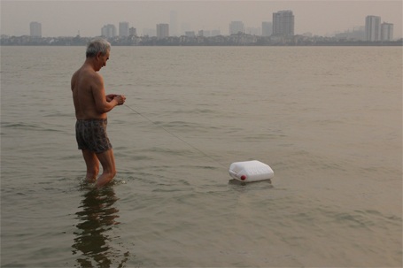 Người đàn ông này cho biết, phải chuẩn chiếc can nhựa để phòng thân...