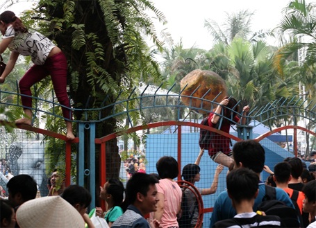 Hỗn loạn cảnh vượt rào vào Công viên nước Hồ Tây tắm - 7 Cùng nhau quyết tâm vượt rào...