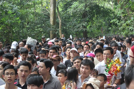 "Đu cây", leo dốc, chen lấn nghẹt thở tại lễ hội Đền Hùng - 8 Mọi ngả đường đều nêm chặt người
