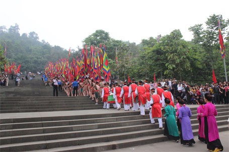 Chủ tịch nước cùng nhân dân dâng hương tưởng nhớ các Vua Hùng - 8 Đoàn di chuyển lên Đền Thượng