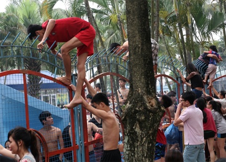 Hỗn loạn cảnh vượt rào vào Công viên nước Hồ Tây tắm - 8 Cùng nhau quyết tâm vượt rào...