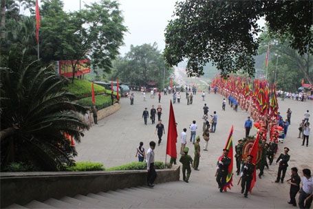 Chủ tịch nước cùng nhân dân dâng hương tưởng nhớ các Vua Hùng - 9 Đoàn di chuyển lên Đền Thượng
