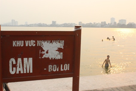 Tuy nhiên, khu vực này cơ quan chức năng xác định là nguy hiểm và đã cắm biển cấm bơi lội...