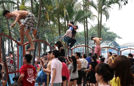 Hỗn loạn cảnh vượt rào vào Công viên nước Hồ Tây tắm - 9 Cùng nhau quyết tâm vượt rào...