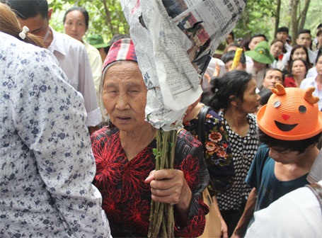 "Đu cây", leo dốc, chen lấn nghẹt thở tại lễ hội Đền Hùng - 3 Bà Bưng trên đường lên Đền Thượng