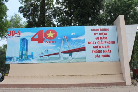 Hà Nội: Cờ tổ quốc đỏ rực khắp phố phường mừng ngày 30/4 - 8 Pano được lắp đặt tại khu vực Công viên Thống Nhất