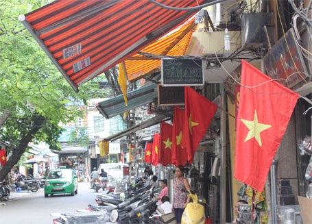 Hà Nội: Cờ tổ quốc đỏ rực khắp phố phường mừng ngày 30/4 - 4 Hàng Thiếc
