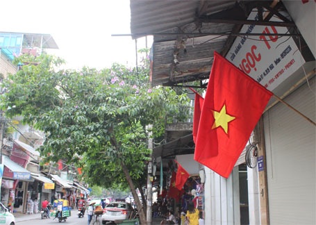 Hà Nội: Cờ tổ quốc đỏ rực khắp phố phường mừng ngày 30/4 - 3 Phố Đồng Xuân