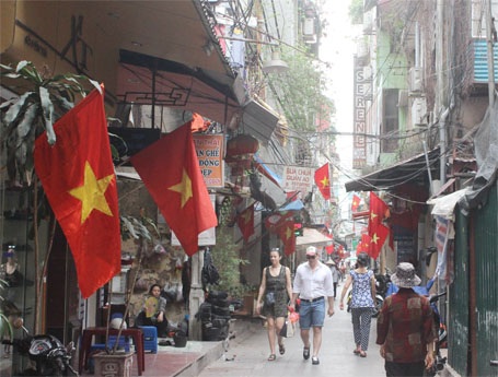Hà Nội: Cờ tổ quốc đỏ rực khắp phố phường mừng ngày 30/4 - 6 Con ngõ nhỏ trên phố Hàng Mành cũng rợp cờ Tổ quốc