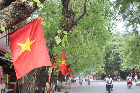 Hà Nội: Cờ tổ quốc đỏ rực khắp phố phường mừng ngày 30/4 - 7 Phố Trần Nhân Tông