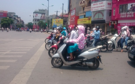 Hà Nội: Người dân ồ ạt vượt đèn đỏ để “chạy trốn” nắng nóng - 1 Thay vì kiên nhẫn đứng chờ đèn đỏ như thế này...