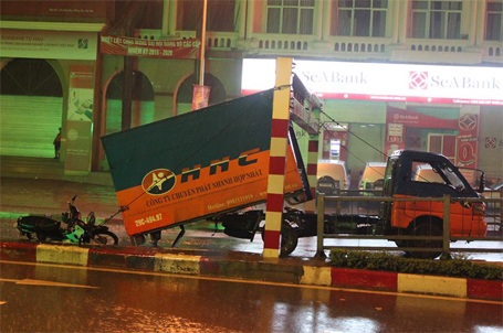 Chiếc thùng xe phía sau gần rơi khi đầu xe vừa chui qua khung chắn...