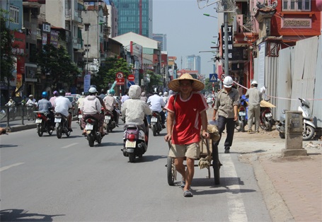 Nắng nóng "hoành hành" khắp miền Bắc, miền Trung 10 ngày tới - 1 Người dân bải hoải vì nắng nóng cao độ kéo dài.