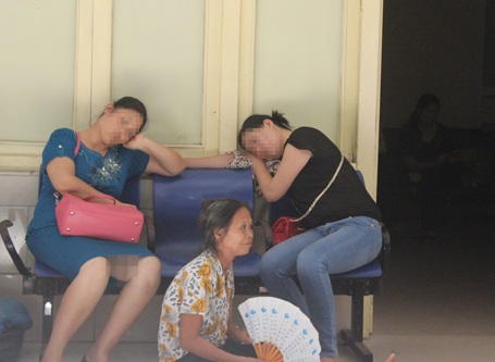 Muôn kiểu “trốn” nắng nóng trong bệnh viện - 4 Vật vã với nắng nóng