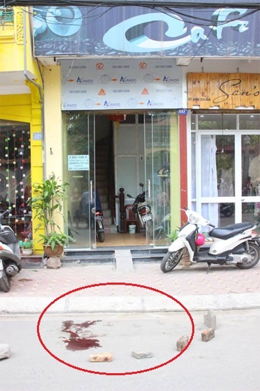 Nữ sinh lớp 8 rơi từ tầng 3 xuống đường nguy kịch - 1 Hiện trường nơi xảy ra sự việc