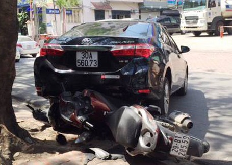 Hà Nội: Tài xế lùi xe bất cẩn, cuốn 2 xe máy vào gầm - 1 Hiện trường vụ tai nạn