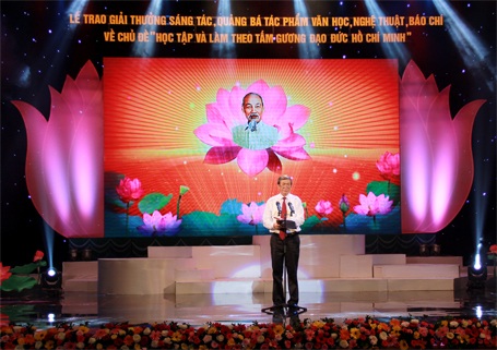 Trao 238 giải thưởng sáng tác về tấm gương đạo đức Hồ Chí Minh - 4 Ông Đinh Thế Huynh phát biểu tại Lễ trao giải