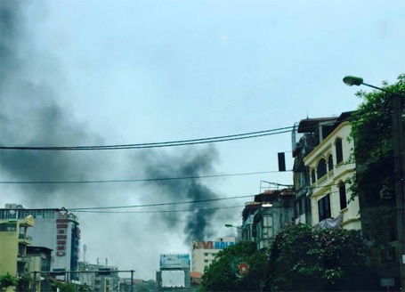 Hà Nội: Cửa hàng dụng cụ thể thao bốc cháy giữa trưa - 1 Đám cháy nhìn từ xa