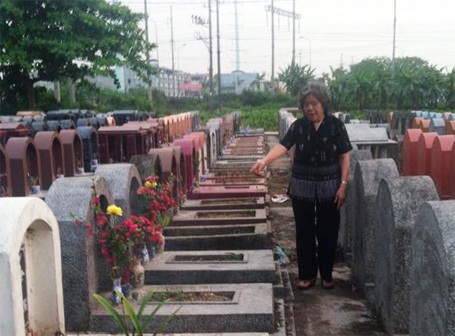 Hà Nội: Hơn 300 ngôi mộ bị kẻ xấu đập vỡ bát hương - 1 Bà Đức chỉ vào ngôi mộ của gia đình bà bị kẻ xấu đập phá bát hương