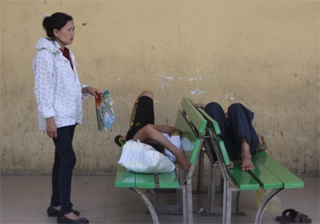 Muôn kiểu “trốn” nắng nóng trong bệnh viện - 11 Người nhà dùng quạt nan quạt cho bệnh nhân