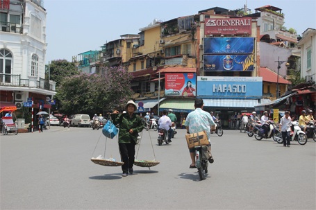 Hà Nội: Nắng nóng “vắt kiệt” sức người lao động ngoài trời - 10 Người phụ nữ rong ruổi với gánh hàng rong.