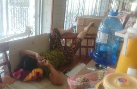 Muôn kiểu “trốn” nắng nóng trong bệnh viện - 13 Hết chỗ nhiều người buộc phải trốn nắng nóng dưới gốc cây