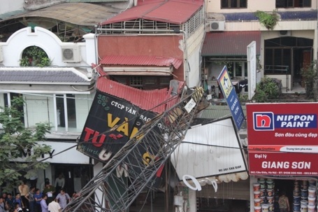 Mái hiên 2 nhà bị cần cẩu đổ vào bị hư hỏng khá nặng