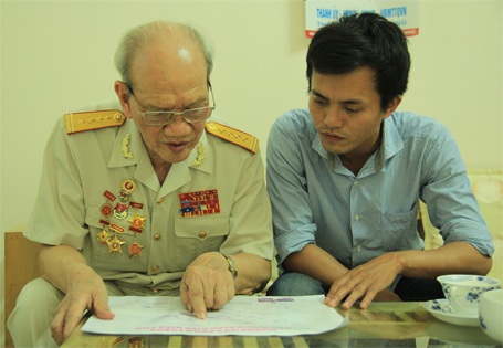 Mở màn đánh cứ điểm Him Lam, anh em vừa tiến công vừa được nghe hát - 1 Đại tá Nguyễn Hữu Tài chỉ sơ đồ tấn công của quân ta trong chiến dịch Điện Biên Phủ cho PV Dân trí