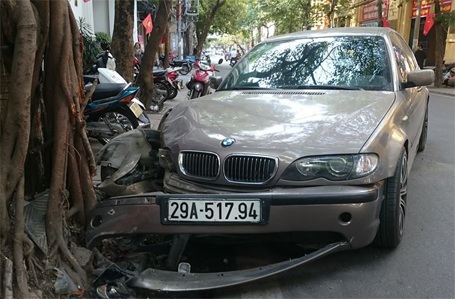 Hà Nội: Xe BMW gần rời bánh trước sau cú “đọ sức” với gốc đa - 1 Đầu xe bị hư hỏng nặng, 1 bánh trước gần rời hẳn khỏi xe