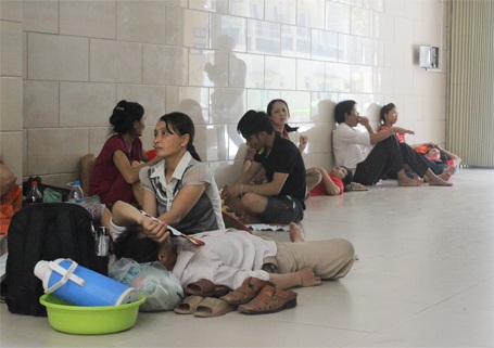 Muôn kiểu “trốn” nắng nóng trong bệnh viện - 5 Nằm trực tiếp trên nền gạch hoa của hành lang bệnh viện