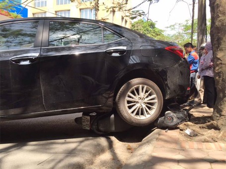 Hà Nội: Tài xế lùi xe bất cẩn, cuốn 2 xe máy vào gầm - 2 Chiếc xe máy hư hỏng khá nặng