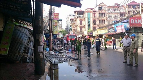 Hà Nội: Cháy lớn tại chợ Phùng Khoang, 3 mẹ con nhập viện - 3 Nhiều cửa hàng trong chợ bị thiêu rụi đồ đạc và hư hỏng nặng kết cấu