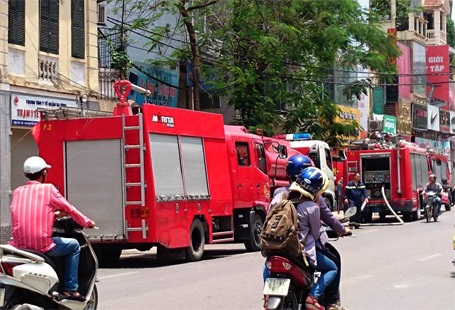 Hà Nội: Cửa hàng dụng cụ thể thao bốc cháy giữa trưa - 2 3 xe cứu hỏa đã được điều đến hiện trường để tổ chức dập lửa