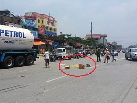 Hà Nội: Xe tải "nghiến" xe máy dưới gầm, 1 phụ nữ tử vong - 2 Nạn nhân tử vong tại chỗ