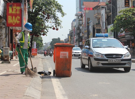 Hà Nội: Nắng nóng “vắt kiệt” sức người lao động ngoài trời - 2 Công nhân môi trường làm việc giữa nắng nóng