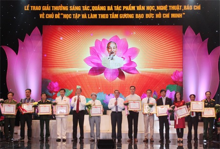 Trao 238 giải thưởng sáng tác về tấm gương đạo đức Hồ Chí Minh - 3 Ông Đinh Thế Huynh và ông Lê Hồng Anh trao giải A cho tác giả, nhóm tác giả
