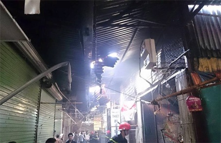 Hà Nội: Cháy lớn tại chợ Phùng Khoang, 3 mẹ con nhập viện - 4 Nhiều cửa hàng trong chợ bị thiêu rụi đồ đạc và hư hỏng nặng kết cấu