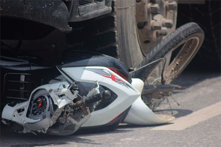 Hà Nội: Xe tải "nghiến" xe máy dưới gầm, 1 phụ nữ tử vong - 1 Xe máy của nạn nhân bị hư hỏng nặng