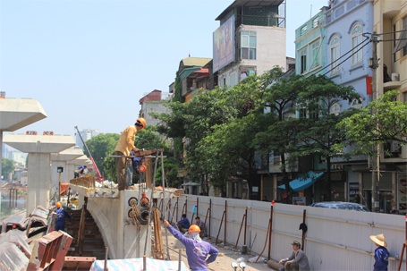 Hà Nội: Nắng nóng “vắt kiệt” sức người lao động ngoài trời - 3 Công nhân của công trường tuyến đường sắt Cát Linh - Hà Đông