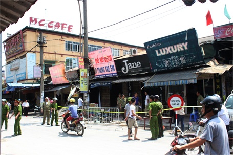 Vụ cháy chợ Phùng Khoang: Chồng tử vong, vợ và con bỏng nặng - 1 Lực lượng chức năng vẫn đang phong tỏa hiện trường