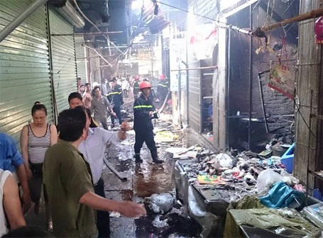 Hà Nội: Cháy lớn tại chợ Phùng Khoang, 3 mẹ con nhập viện - 5 Nhiều cửa hàng trong chợ bị thiêu rụi đồ đạc và hư hỏng nặng kết cấu