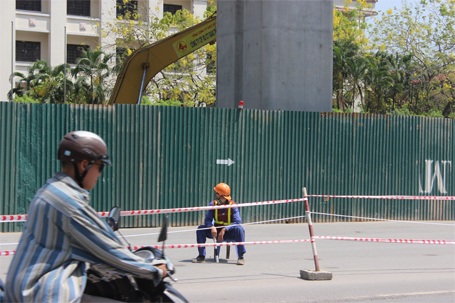 Hà Nội: Nắng nóng “vắt kiệt” sức người lao động ngoài trời - 4 Công nhân của công trường tuyến đường sắt Cát Linh - Hà Đông