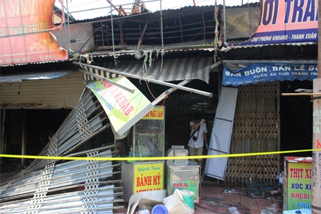 Vụ cháy chợ Phùng Khoang: Chồng tử vong, vợ và con bỏng nặng - 2 Vụ cháy tại tiệm bánh mỳ đã khiến 1 người tử vong, 3 người bị thương.