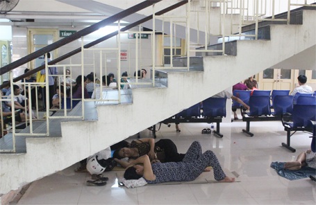 Muôn kiểu “trốn” nắng nóng trong bệnh viện - 1 Gầm cầu thang bệnh viện được nhiều người tận dụng làm chỗ nghỉ trưa